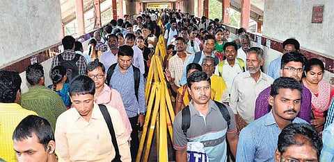 காலை, மாலை நேரங்களில் கிண்டி ரயில் நிலைய மேம்பாலத்தில் நெரிசல்: பயண நேரத்தைவிட கூடுதலாக காத்திருக்கும் மக்கள்