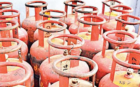 சிலிண்டர் விநியோகம் செய்ய கூடுதல் கட்டணம் வசூலிப்பு: எண்ணெய் நிறுவனங்களின் உத்தரவை மதிக்காத ஏஜென்சிகள்