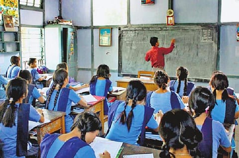 இடைநிலை ஆசிரியர் பயிற்சி மீது குறைந்து வரும் ஆர்வம்