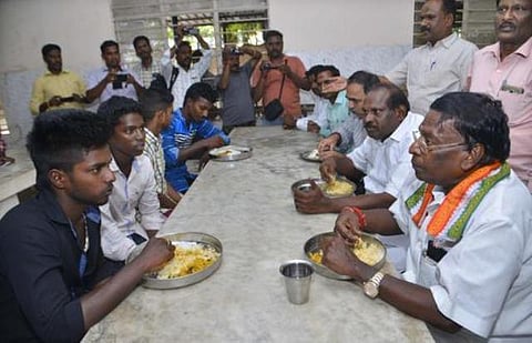 தான் படித்த பள்ளியில் முதல்வர் நாராயணசாமி ஆய்வு: வளாகத்தில் சிதறிக் கிடந்த மதுபாட்டில்கள்