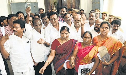 முதல்வர் குறித்த மேயரின் பாராட்டுரைக்கு கண்டனம்: எதிர்க்கட்சி உறுப்பினர்கள் வெளிநடப்பு