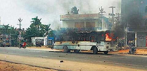வாரங்கல் மாவட்டத்தை பிரிக்கக் கோரி ஆர்ப்பாட்டம் : அரசு பேருந்து, காவல் துறை வாகனங்கள் எரிப்பு