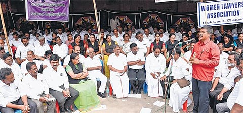 புதிய சட்டத் திருத்தங்களை எதிர்த்து உயர் நீதிமன்ற வழக்கறிஞர்கள் உண்ணாவிரதம்