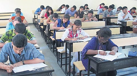 வேலை வேண்டுமா?- படிப்பு, பயிற்சியோடு வேலையும் தரும் அரசு வங்கி