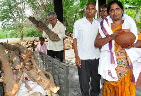 முதியோர் இல்லத்தில் உயிரிழந்தவருக்கு இந்து சம்பிரதாயப்படி இறுதி சடங்கு செய்து வைத்த முஸ்லிம் பெண்
