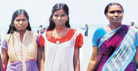 மோசடி வழக்கில் கணவர் கைதான விரக்தியில் மனைவி, 2 மகள்கள் தூக்கு போட்டு தற்கொலை: உடல்கள் அருகே தூங்கிய மனநலம் பாதிக்கப்பட்ட மகன்