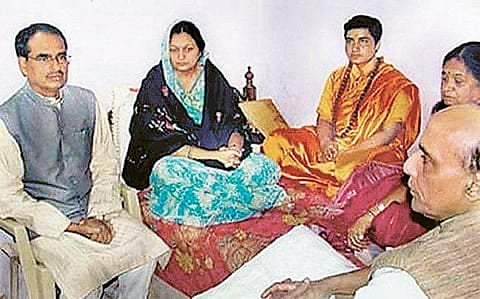 மாலேகான் குண்டுவெடிப்பு வழக்கில் குற்றம் சாட்டப்பட்டுள்ள சாத்வி பிரக்யாவுடன் ராஜ்நாத் சிங்: சர்ச்சைக்குரிய படத்தை வெளியிட்டார் திக்விஜய்