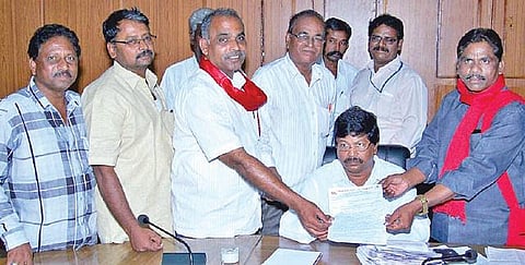 சொந்த வீடு இல்லை எனக்கூறியதால் சந்திரபாபுவுக்கு மனைப் பட்டா கோரி இந்திய கம்யூனிஸ்ட் கட்சி மனு