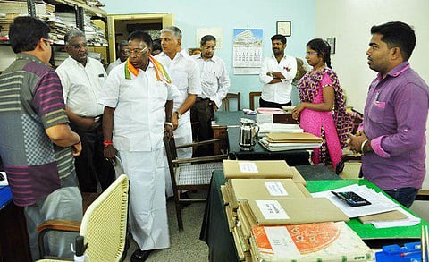 புதுவை அரசு ஊழியர்களுக்கு பயோ மெட்ரிக் வருகைப்பதிவு முறை: நாராயணசாமி அறிவிப்பு