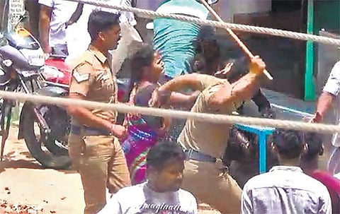 குடும்பத்தினர் மீது போலீஸார் தாக்குதல்: நேரில் பார்த்தவர்களிடம் விசாரணை