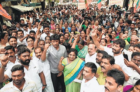 கல்லூரி முதல்வர் பணியிடங்களை நிரப்பாவிட்டால் போராட்டம் தொடரும்: தமிழிசை சவுந்தரராஜன் எச்சரிக்கை