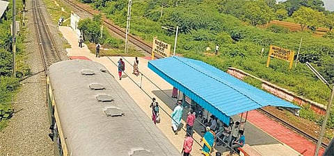 தாம்பரம் - செங்கல்பட்டு இடையே உள்ள ரயில் நிலையங்களில் பாதுகாப்பு சுற்றுச்சுவர் இல்லை, மின்விளக்கு வசதி இல்லை: பயணிகள் பாதுகாப்புக்கு அச்சுறுத்தல்