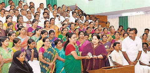 31 ஆயிரம் பேர் அதிமுகவில் இணைந்தனர்: உள்ளாட்சி தேர்தலில் மகத்தான வெற்றி பெற ஒன்றுபட்டு உழைக்க வேண்டும் - அதிமுகவினருக்கு ஜெயலலிதா வேண்டுகோள்