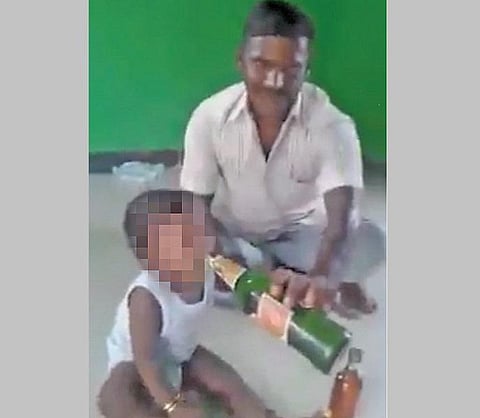 நெஞ்சை பதற வைக்கும் வீடியோ: குழந்தை வாயில் பீர் ஊற்றும் தந்தை- வாட்ஸ்-ஆப், பேஸ்புக்கில் வேகமாக பரவுகிறது