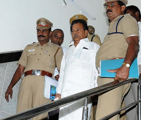 பி.ஆர்.பழனிச்சாமிக்கு உயர் நீதிமன்றம் நோட்டீஸ்