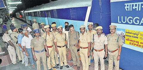 ரயில் பெட்டியில் துளை இருந்ததால் திருச்சியில் இருந்து சென்னைக்கு ரூ.382 கோடி பணத்தை ஏற்ற மறுத்த வங்கி அலுவலர்கள்
