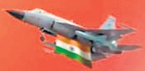 சுதந்திர தின கொண்டாட்ட வீடியோவில் குளறுபடி: தேசியக் கொடியுடன் பறந்தது பாக். விமானம் - ட்விட்டரில் இருந்து நீக்கியது மத்திய அரசு