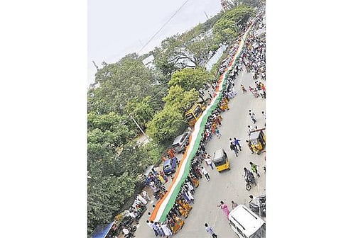 ஓசூரில் 1,550 அடி நீள தேசியக் கொடியுடன் பேரணி: 4 ஆயிரம் மாணவர்கள் ஏந்திச் சென்றனர்