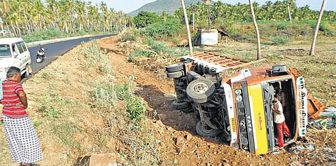 நத்தம் அருகே பரிதாபம்: லாரி கவிழ்ந்து 3 பேர் உயிரிழப்பு