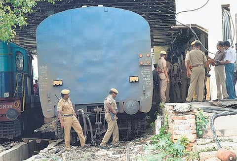 வங்கி பணம் ரூ.5.75 கோடி கொள்ளை வழக்கு: ரயில் மேற்கூரையை வெட்ட பயன்படுத்திய ‘கட்டிங் பிளேடு’ சேலம் அருகே கிடைத்தது