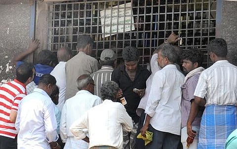 டாஸ்மாக் விற்பனை சரிவை தடுக்க கடைகளில் 15 நாட்களுக்கு தேவையான மது வகைகளை இருப்பு வைக்க உத்தரவு
