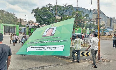 விதிகளை மீறி வைக்கப்பட்டிருந்த பேனரை அகற்ற கோரி டிராபிக் ராமசாமி போராட்டம்