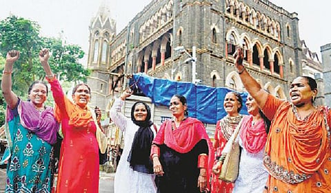 ஹாஜி அலி தர்காவுக்குள் நுழைய பெண்களுக்கு விதிக்கப்பட்ட தடை ரத்து: மும்பை உயர் நீதிமன்றம் தீர்ப்பு