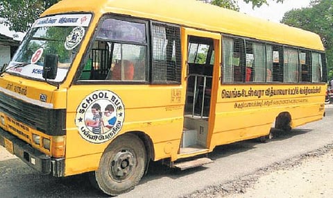 பள்ளி வாகன சக்கரம் கழன்று ஓடி விபத்து: 28 குழந்தைகள் உயிர் தப்பினர்