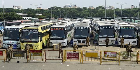 தமிழக விவசாயிகள் போராட்டம்: கர்நாடக அரசு போக்குவரத்து சேவை ரத்து