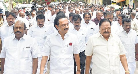 காவிரி, சிறுவாணி பிரச்சினைகள் குறித்து விவாதிக்க அனைத்துக் கட்சி கூட்டம் நடத்த திமுக வலியுறுத்தல்: கோரிக்கையை ஏற்காததால் பேரவையில் இருந்து வெளிநடப்பு