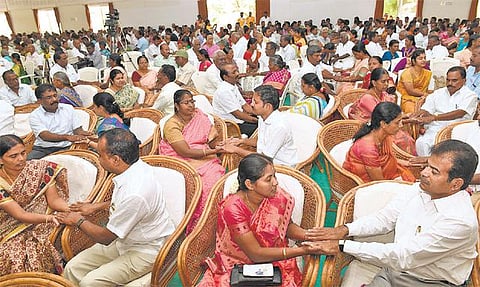 ஆழியாறு அறிவுத் திருக்கோயிலில் மனைவி நல வேட்பு விழா: மலர், கனிகளை பரிமாறிக்கொண்ட தம்பதிகள்