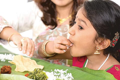மரபு மருத்துவம்: நோயற்ற வாழ்வுக்கு வாழை இலை சாப்பாடு!