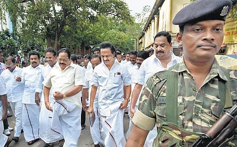காவலர் வீட்டுவசதி குறித்து விவாதம்: முதல்வர் பேச்சுக்கு எதிர்ப்பு தெரிவித்து திமுக உறுப்பினர்கள் அமளி - பேரவை 40 நிமிடம் முடங்கியது