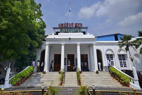 காவிரி பிரச்சினை: புதுவை சட்டப்பேரவையில் அதிமுக எம்.எல்.ஏக்கள் வெளிநடப்பு