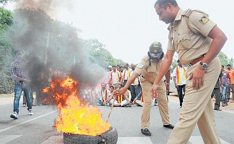 உச்ச நீதிமன்ற தீர்ப்பை ஏற்று காவிரியில் தண்ணீர் திறக்க முதல்வர் சித்தராமையா முடிவு: கர்நாடகாவில் விவசாயிகள் போராட்டம்