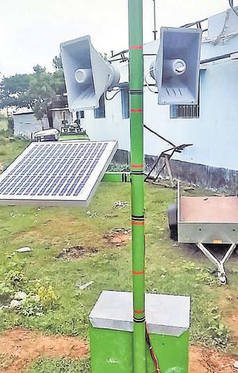 சாலை விபத்துகளை தடுக்க தானியங்கி எச்சரிக்கை கருவி: தரங்கம்பாடி தன்னார்வலரின் புதிய முயற்சி