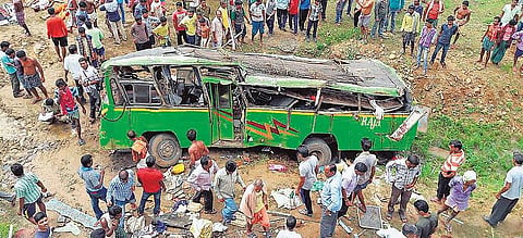 ஒடிசாவில் ஓட்டுநர் செல்போன் பேசியதால் விபரீதம்: 50 அடி பள்ளத்தில் பேருந்து கவிழ்ந்து 21 பேர் பலி