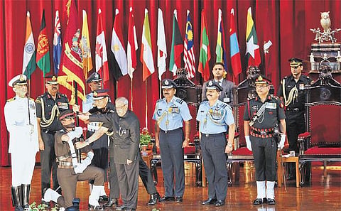 வெலிங்டன் முப்படை அதிகாரிகள் பயிற்சிக் கல்லூரிக்கு கொடி அங்கீகாரம்: குடியரசுத் தலைவர் வழங்கினார்