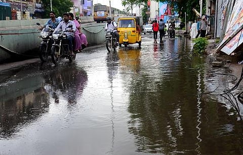 வடகிழக்கு பருவமழையை எதிர்கொள்ள தயார் நிலையில் இருக்க வேண்டும்: தவறு நடந்தால் கடும் நடவடிக்கை- காவல், தீயணைப்புத் துறைக்கு அரசு உத்தரவு