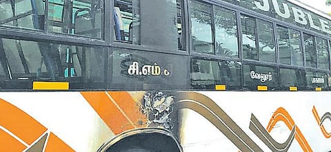 வேலூர் இந்து முன்னணி பிரமுகர்களின் வீடு, பேருந்து மீது பெட்ரோல் குண்டு வீச்சு: போராட்டத்தில் ஈடுபட்டவர்கள் மீது போலீஸார் தடியடி