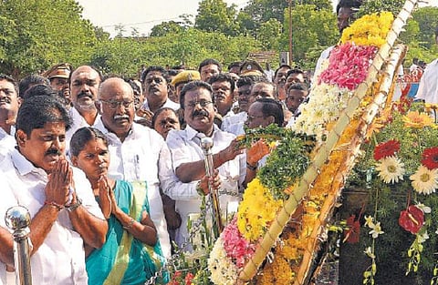 இமானுவேல் சேகரன் நினைவு நாள்: பரமக்குடியில் அரசியல் கட்சியினர் பல்வேறு அமைப்பினர் அஞ்சலி