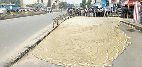 ‘மெட்ரோ’ பணியின்போது பூமியில் இருந்து பொங்கிய சேறு