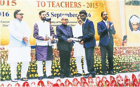 நவீன கல்வி உத்தியுடன் திறன் வளர்ப்பு சேவைக்காக தகவல் தொழில்நுட்ப விருது வென்ற தொடக்கப்பள்ளி ஆசிரியர்