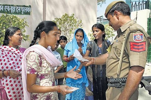தேர்தல் பணியாற்றும் போலீஸாருக்கு ஊதியம்
