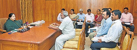 நெடுஞ்சாலை பணிகளுக்கு தமிழக அரசு ஒத்துழைப்பு அளிக்கும்: மத்திய அமைச்சர் பொன்.ராதாகிருஷ்ணனிடம் முதல்வர் ஜெயலலிதா உறுதி