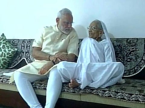 பிறந்தநாளில் தாயிடம் ஆசி பெற்றார் பிரதமர் மோடி