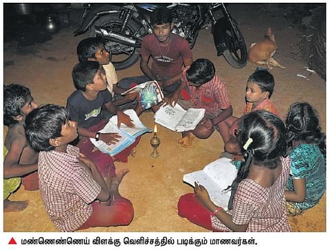 தி.மலையில் குறைந்தழுத்த மின்சாரத்தால் இருளில் தத்தளிக்கும் இருதயபுரம் கிராமம்: விளக்கு வெளிச்சத்தில் படிக்கும் மாணவர்கள்