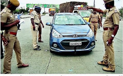 பாதுகாப்பு காரணங்களுக்காக கர்நாடகா பதிவெண் கொண்ட வாகனங்கள் தமிழகத்திற்குள் வரத் தடை