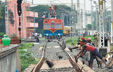 புதிய ரயில்பாதை அமைக்கும் பணிகளால் மூர்மார்க்கெட் ரயில் நிலைய வளாகம் மூடல்: கடற்கரை, பேசின்பிரிட்ஜில் இருந்து சிறப்பு ரயில்கள் இயக்கம்