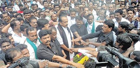 காவிரி நீர் பிரச்சினைக்காக தீக்குளித்து உயிரிழந்த விக்னேஷ் உடலுக்கு அஞ்சலி: சீமான், பி.ஆர்.பாண்டியன், வைகோ உள்ளிட்டோர் பங்கேற்பு